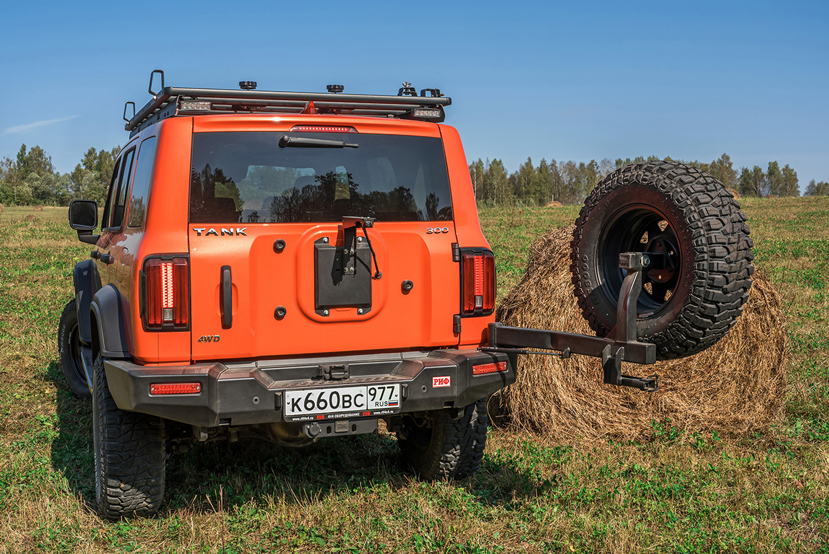 Бампер РИФ силовой задний TANK 300 с квадратом под фаркоп, калиткой и фонарями