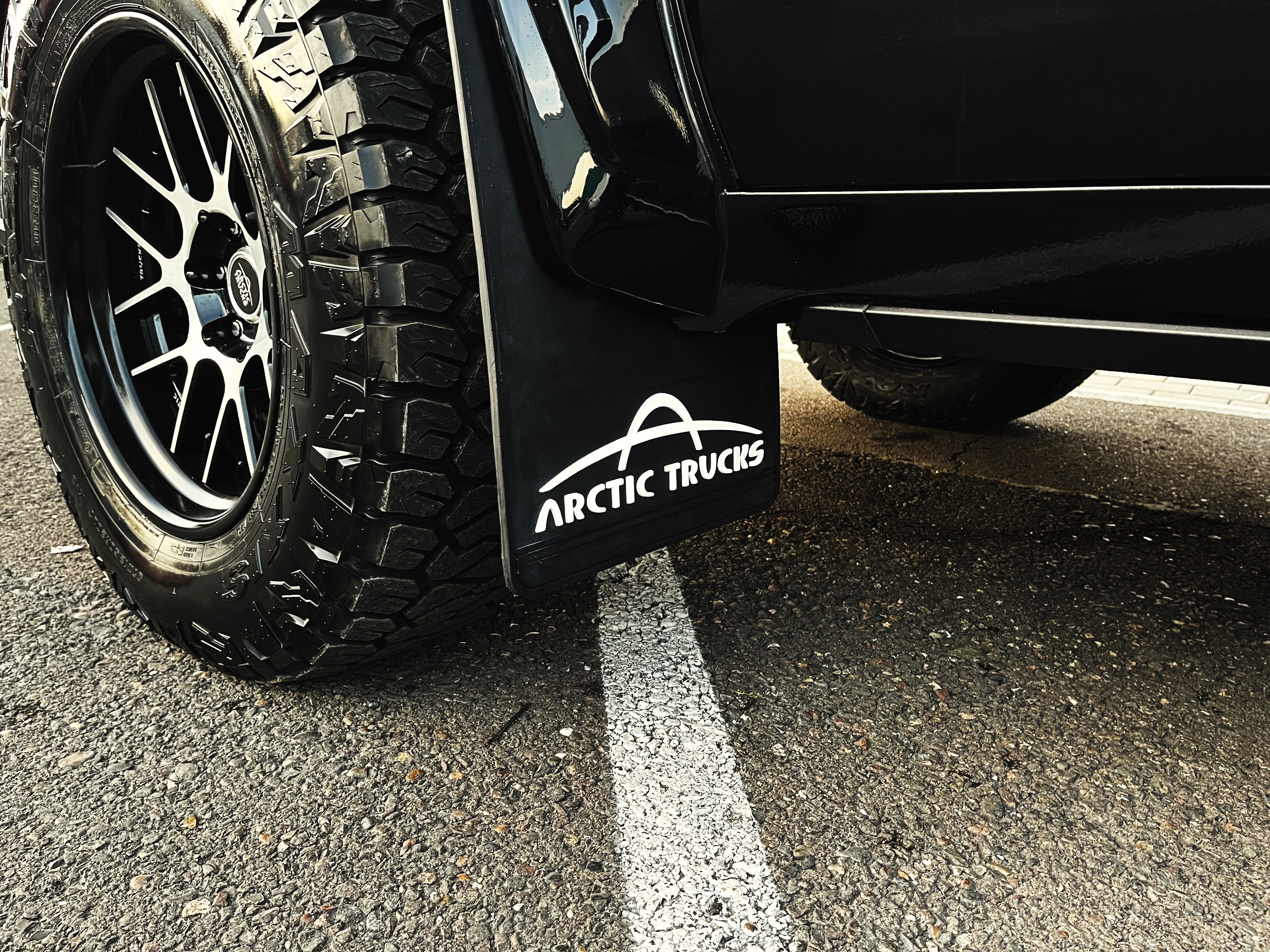 колесо в сборе: диск кованый R20 и шина Maxxis RAZR AT 35x12.5R20 LT 125Q AT811