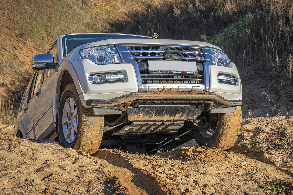 Бампер РИФ силовой передний Mitsubishi Pajero IV под площадку для лебёдки RIFPJR-30000 с защитой радиатора