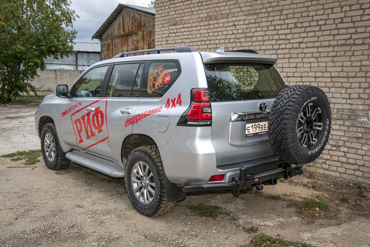 Бампер задний силовой/защита штатного бампера РИФ для Toyota Land Cruiser Prado 150 c квадратом под фаркоп, калиткой, подсветкой номера