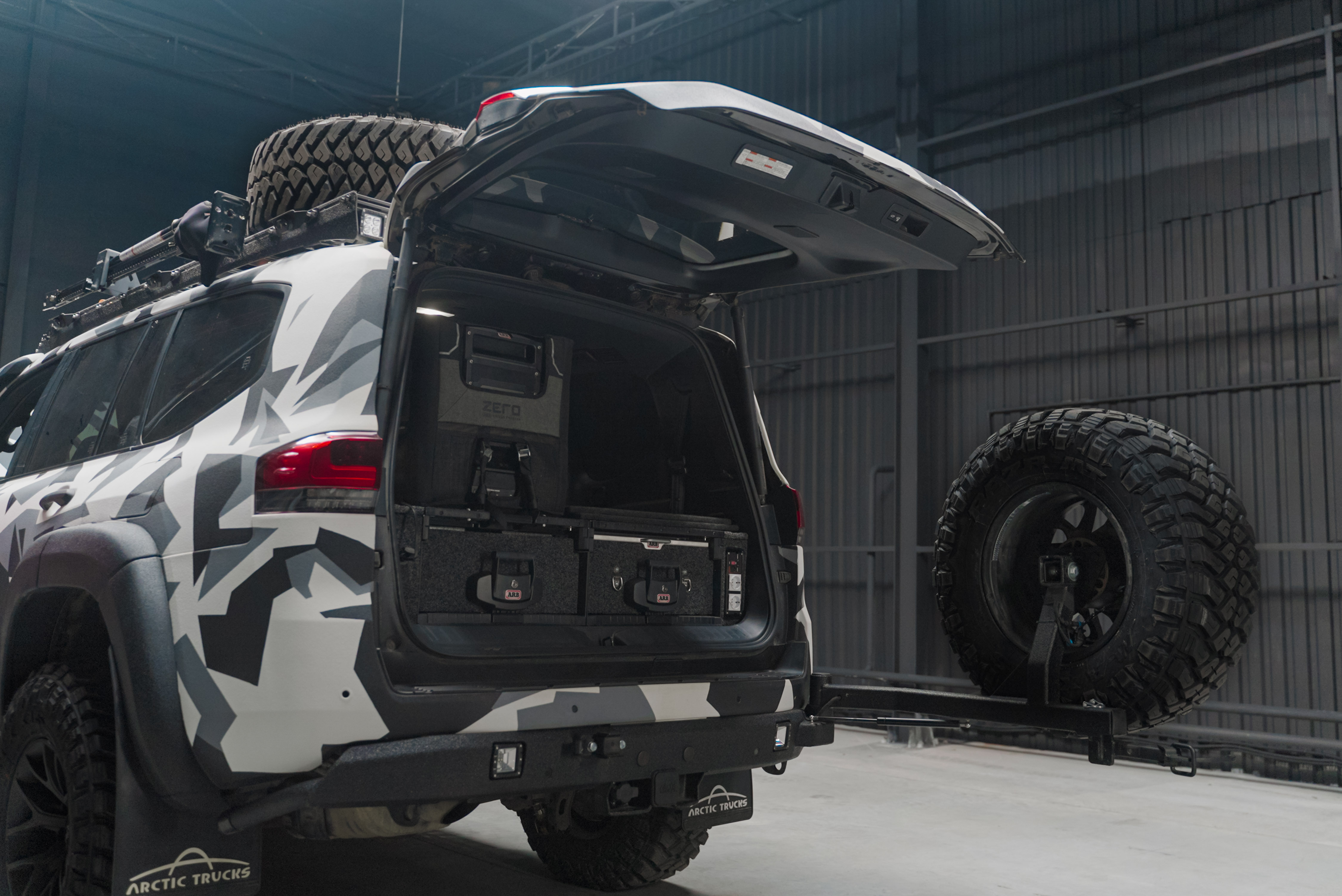 Бампер силовой задний STC Toyota Land Cruiser 300 ОБЛЕГЧЕННЫЙ с квадратом под фаркоп, кронштейном крепления запасного колеса