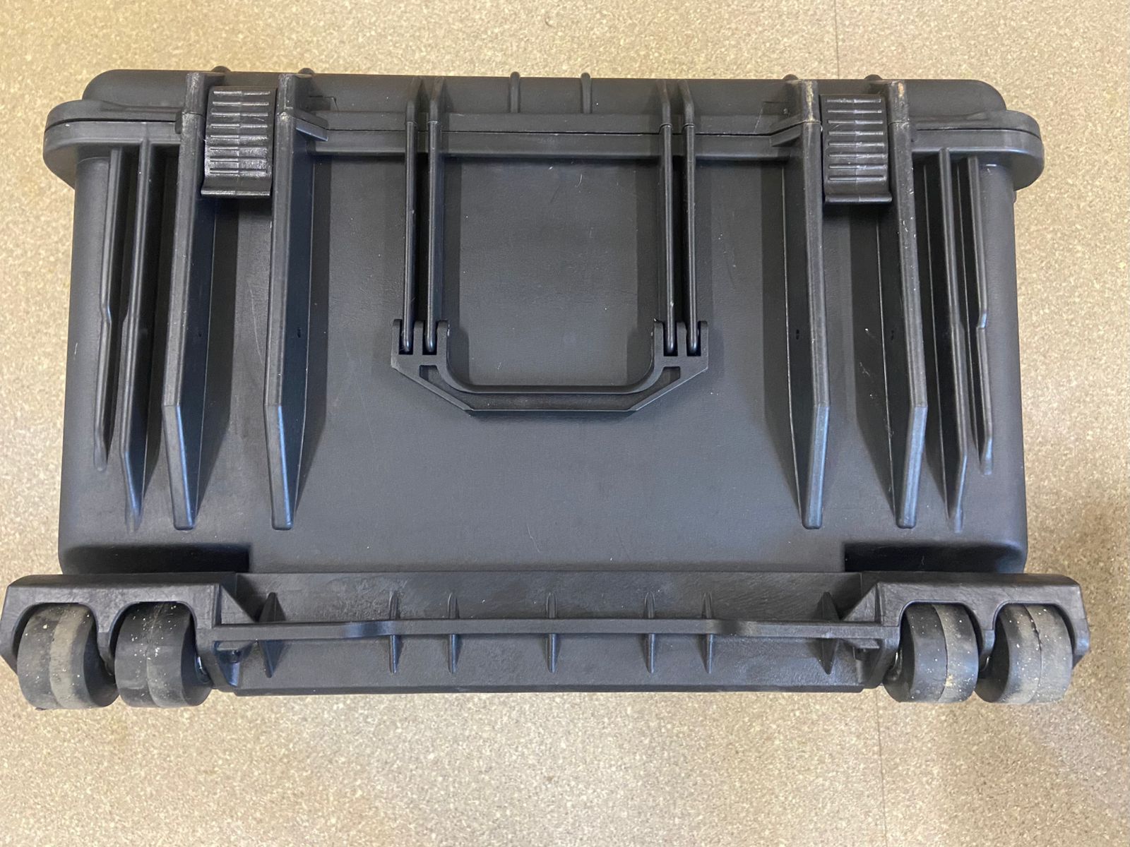 Кейс защитный ударопрочный РИФ 790х595х365 мм на колесах с телескопической ручкой IP55 (уценка)