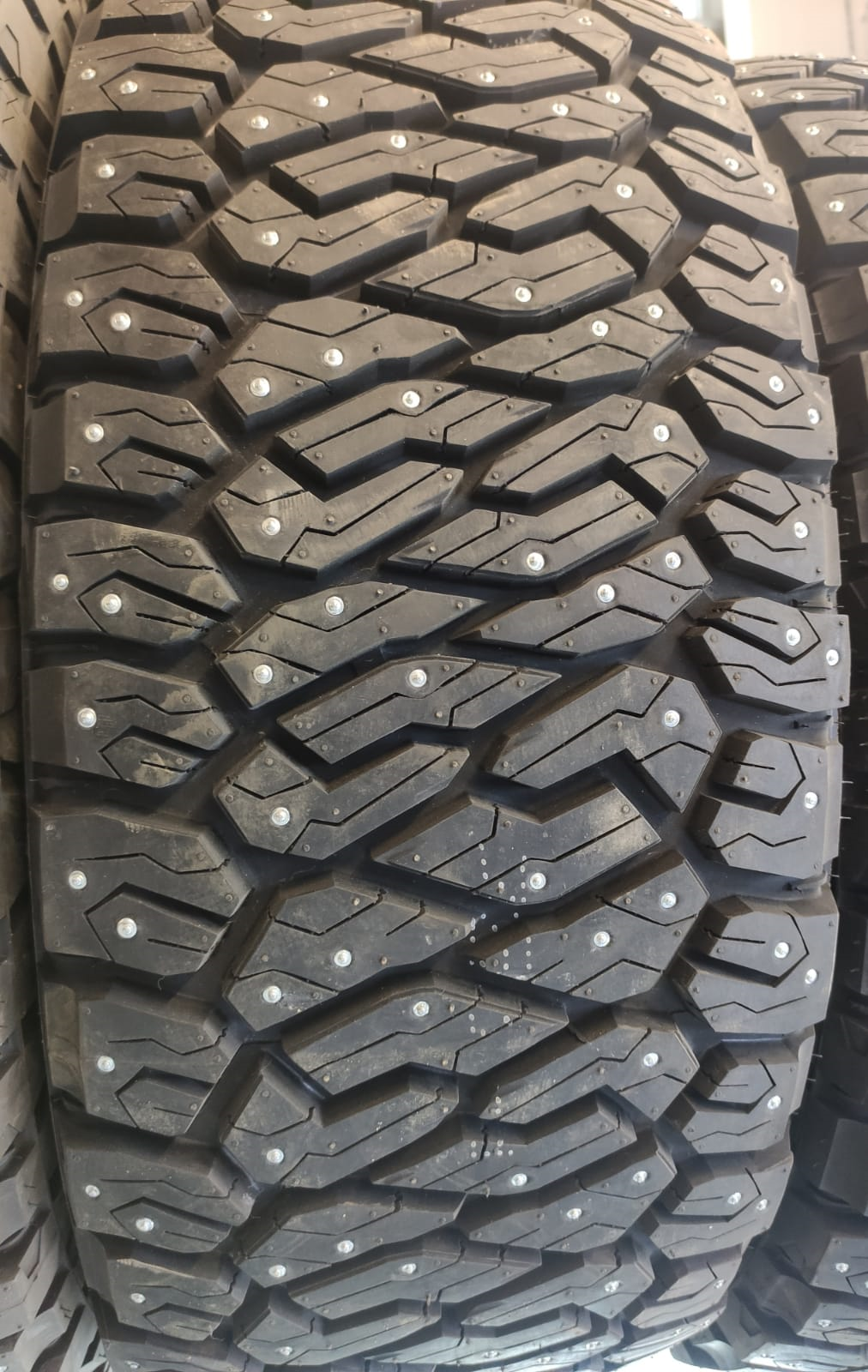 Шина Maxxis RAZR AT 35x12.5R17LT 121R шип.