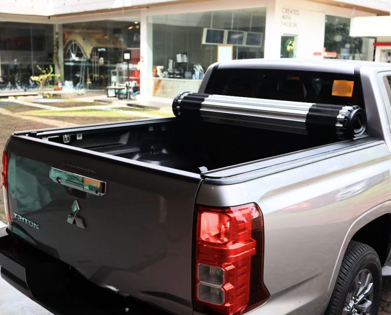 Крышка жесткая рулонная для автомобиля Mitsubishi L200 шестого поколения (с 2023 г.в. - ) 