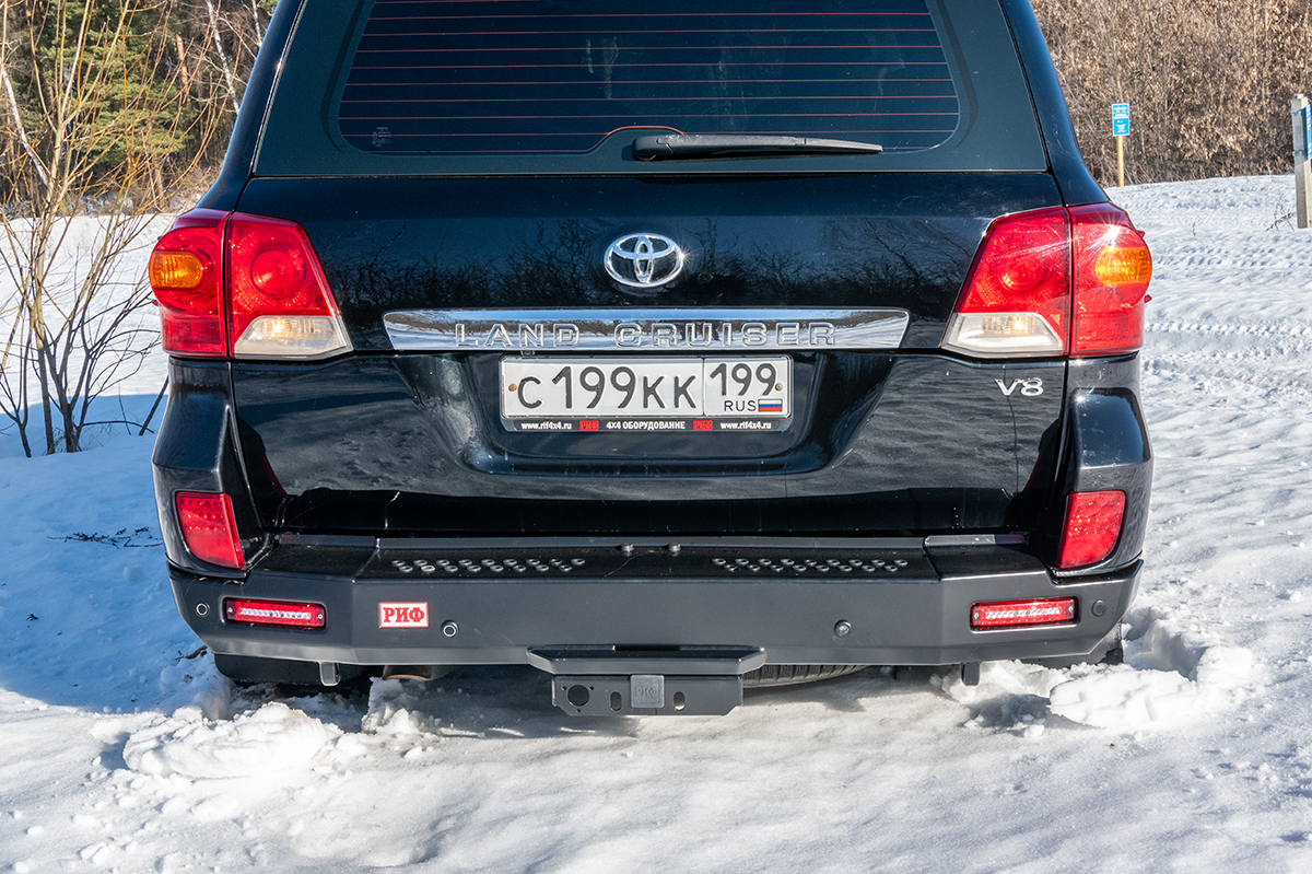 Бампер РИФ силовой задний Toyota Land Cruiser 200 2007-2012 с квадратом под фаркоп и фонарями, стандарт