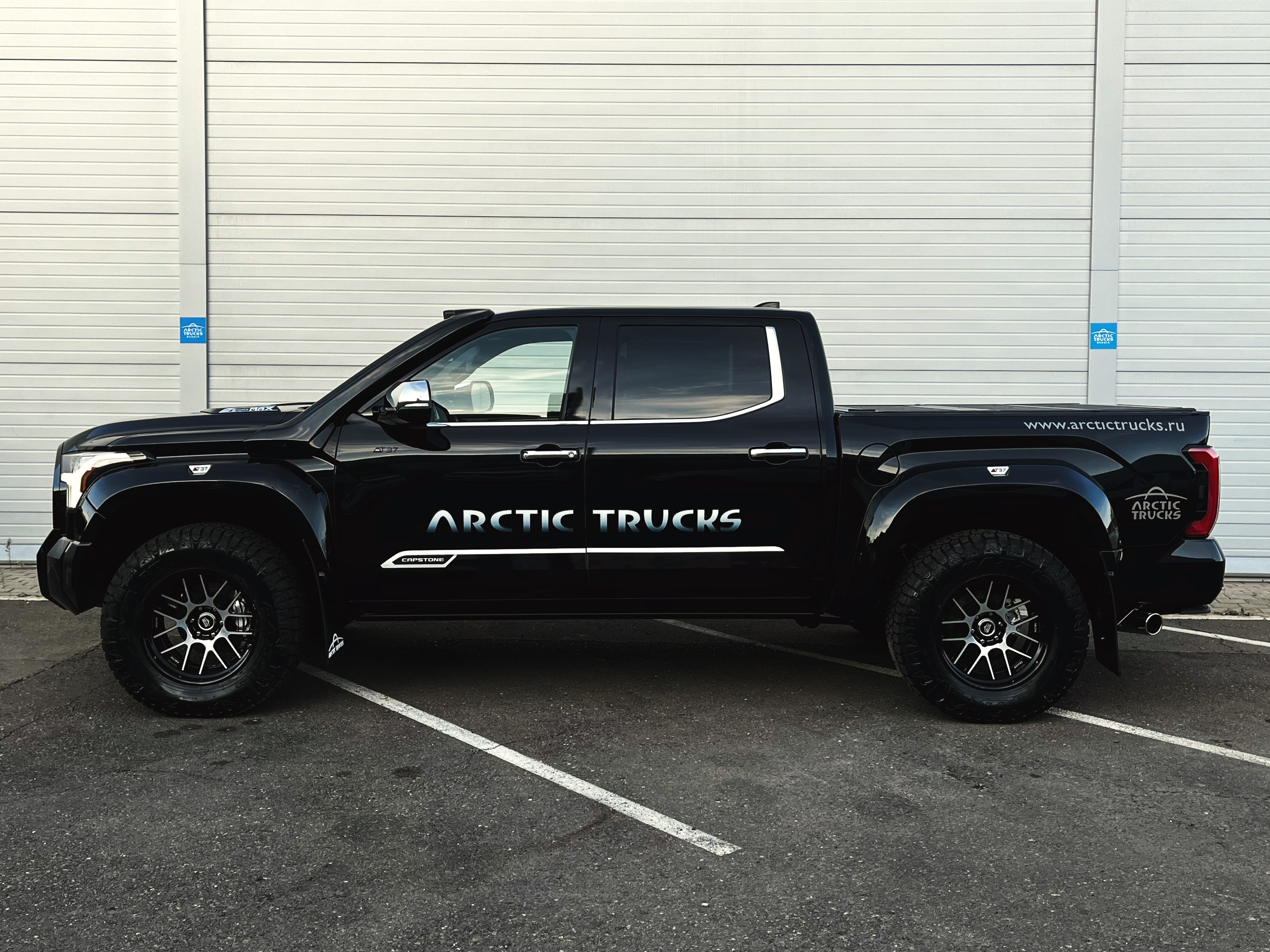 колесо в сборе: диск кованый R20 и шина Maxxis RAZR AT 35x12.5R20 LT 125Q AT811