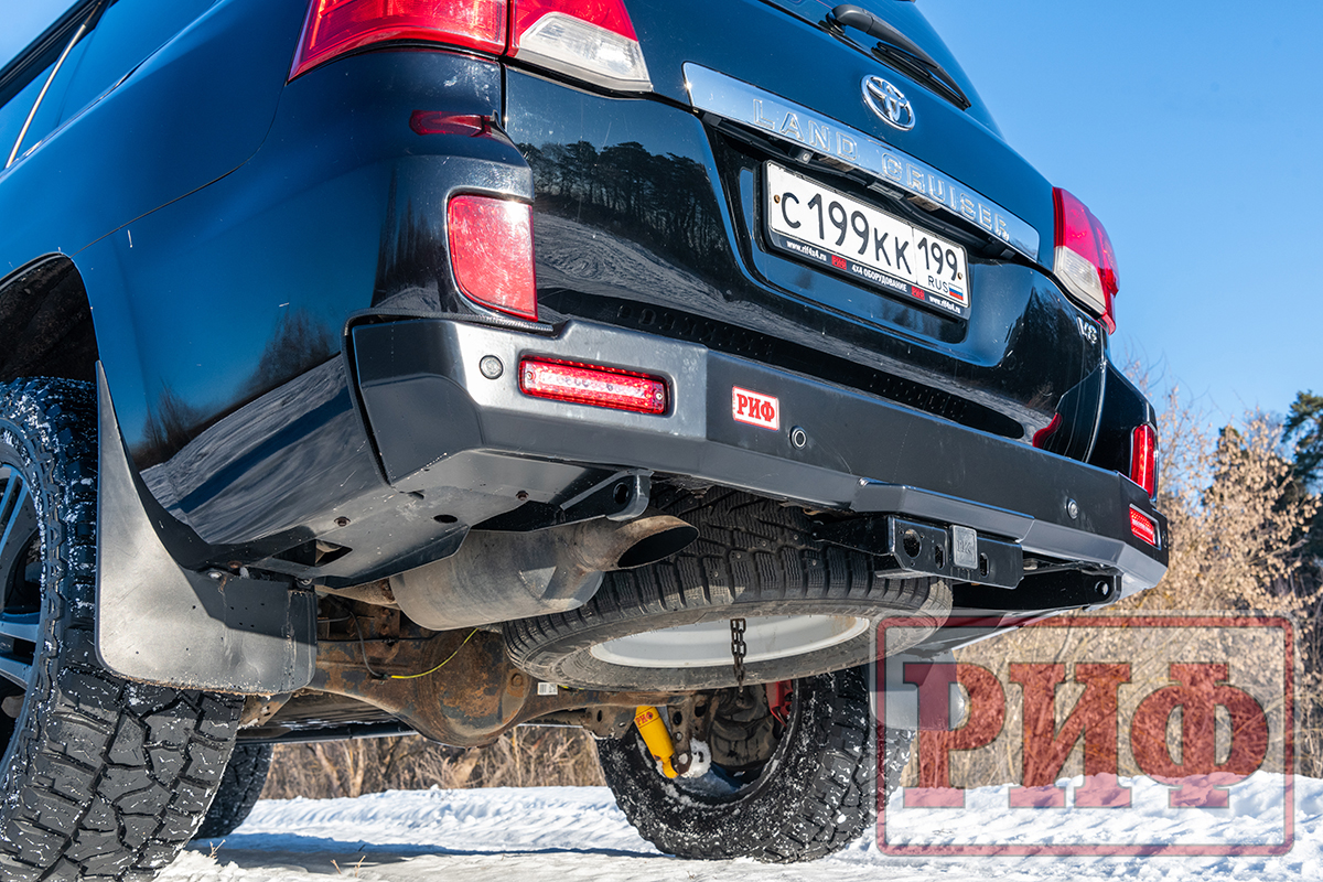 Бампер РИФ силовой задний Toyota Land Cruiser 200 2007-2012 с квадратом под фаркоп и фонарями, стандарт