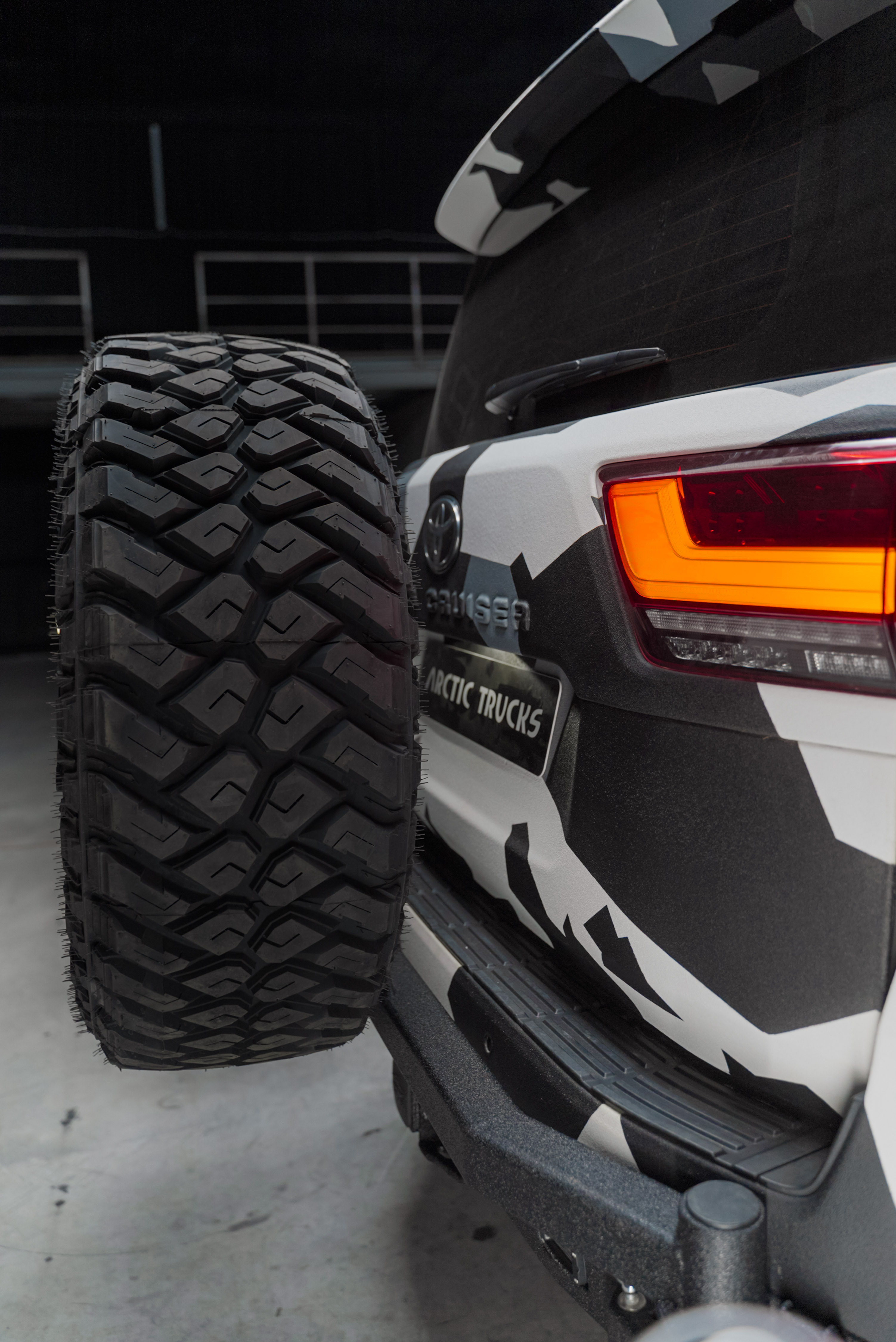 Бампер силовой задний STC Toyota Land Cruiser 300 ОБЛЕГЧЕННЫЙ с квадратом под фаркоп, кронштейном крепления запасного колеса