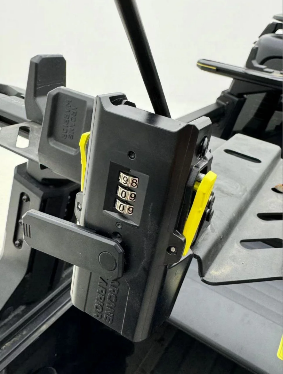 Крепление экспедиционного бокса ARCANE WARRIOR 108L  с кодовым замком