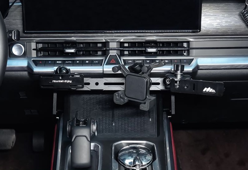 Держатель аксессуаров на центральную панель TANK 400