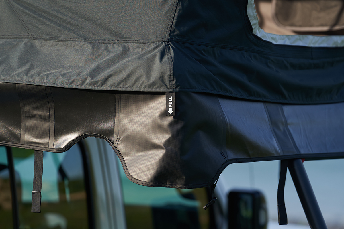 Палатка на крышу автомобиля Wild Land Voyager 140 Pro