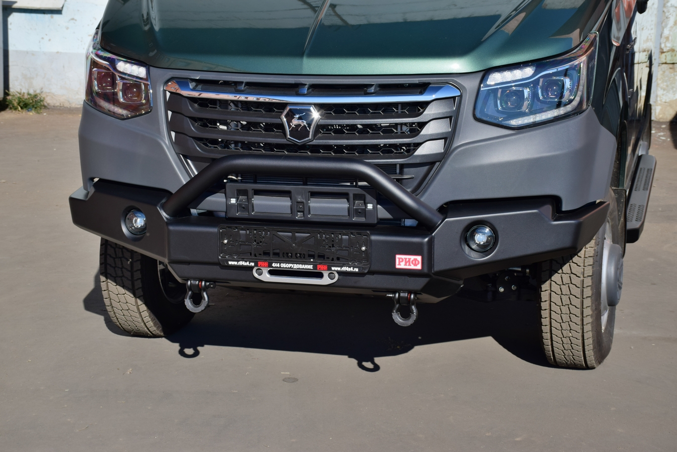 Бампер РИФ силовой передний для ГАЗ Соболь NN 4x4 под штатные фары, с центральной защитной дугой, стандарт