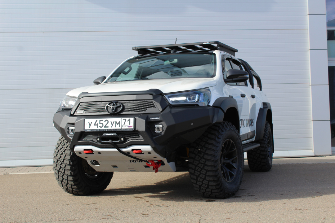 Бампер передний Toyota Hilux (2020-) черный