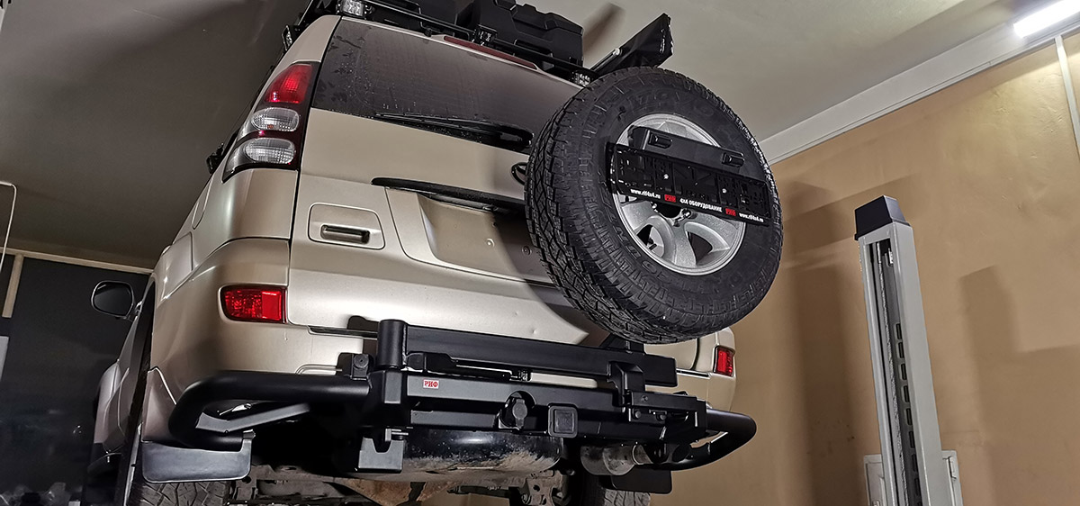 Бампер задний силовой/защита штатного бампера РИФ Toyota Land Cruiser Prado 120 c квадратом под фаркоп, калиткой, подсветкой номера