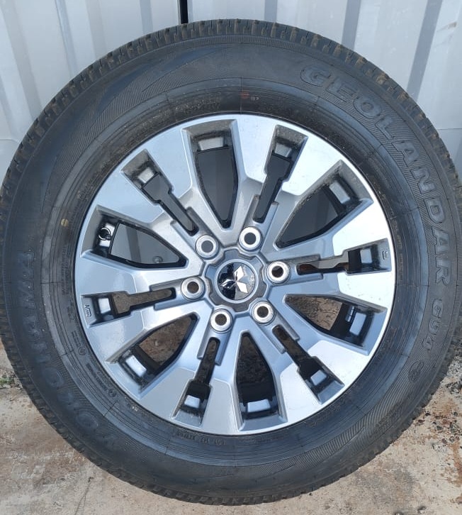 Шина б/у Yokohama 265/60 R18 Geolander G94 + диск б/у R18 6*139,7 L200 демонтированное с нового авто