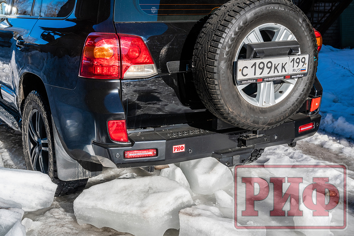 Бампер РИФ силовой задний Toyota Land Cruiser 200 2007-2012 с квадратом под фаркоп, калиткой, фонарями, подсветкой номера, стандарт