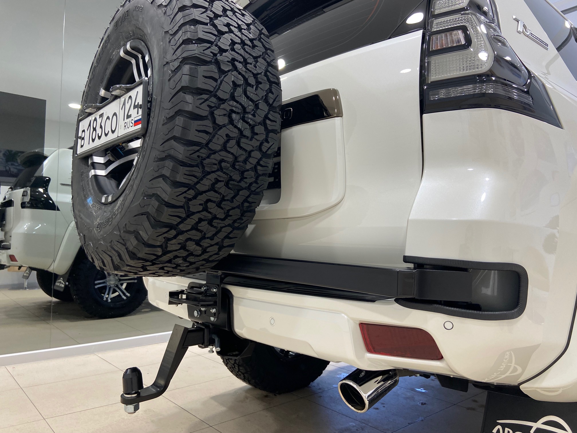 Кронштейн крепления запасного колеса в штатный бампер LC150