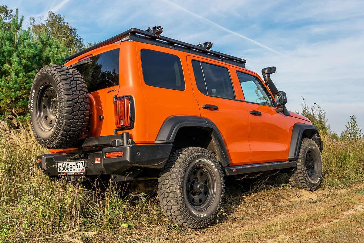 Бампер РИФ силовой задний TANK 300 с квадратом под фаркоп, калиткой и фонарями