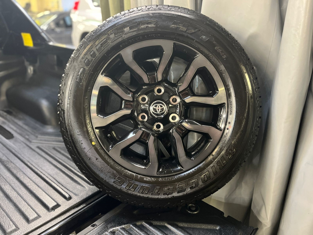 Шина б/у Bridgestone Dueler H/T  265/60 R18 110H + диск б/у R18 42611YP070 демонтированные с нового авто