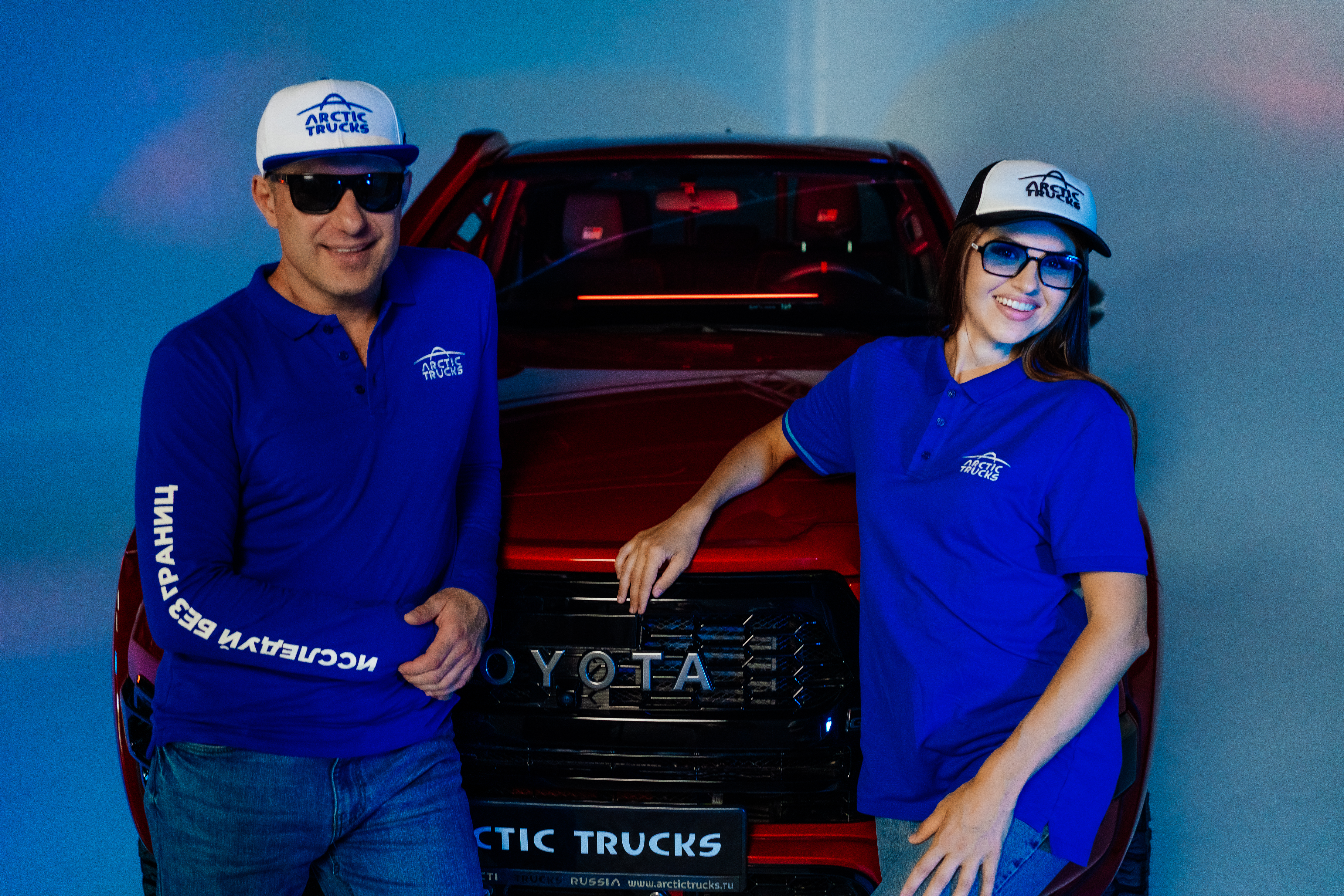 Жокейка (бейсболка) белая с голубым ARCTIC TRUCKS