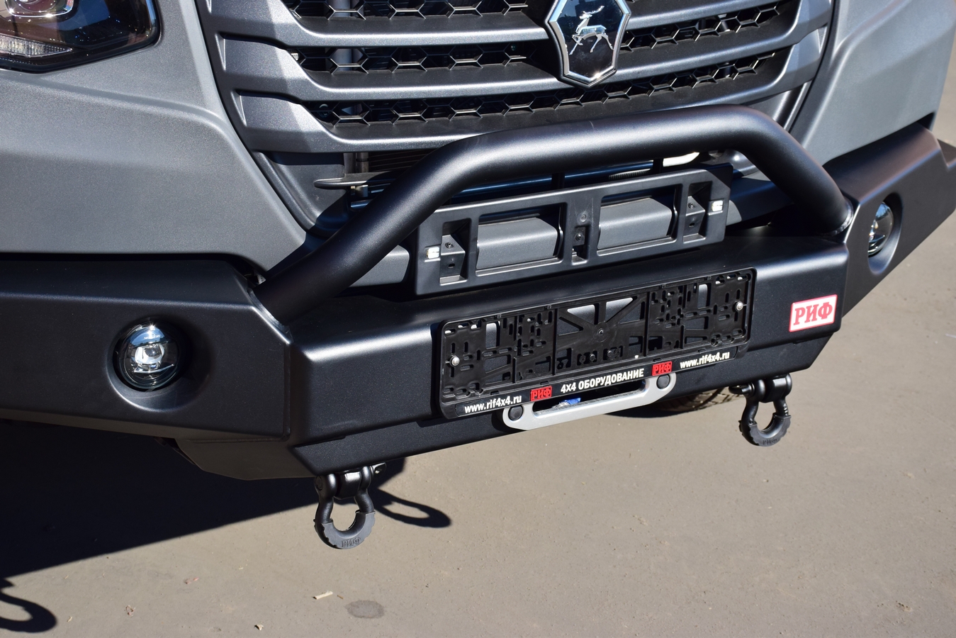 Бампер РИФ силовой передний для ГАЗ Соболь NN 4x4 под штатные фары, с центральной защитной дугой, стандарт