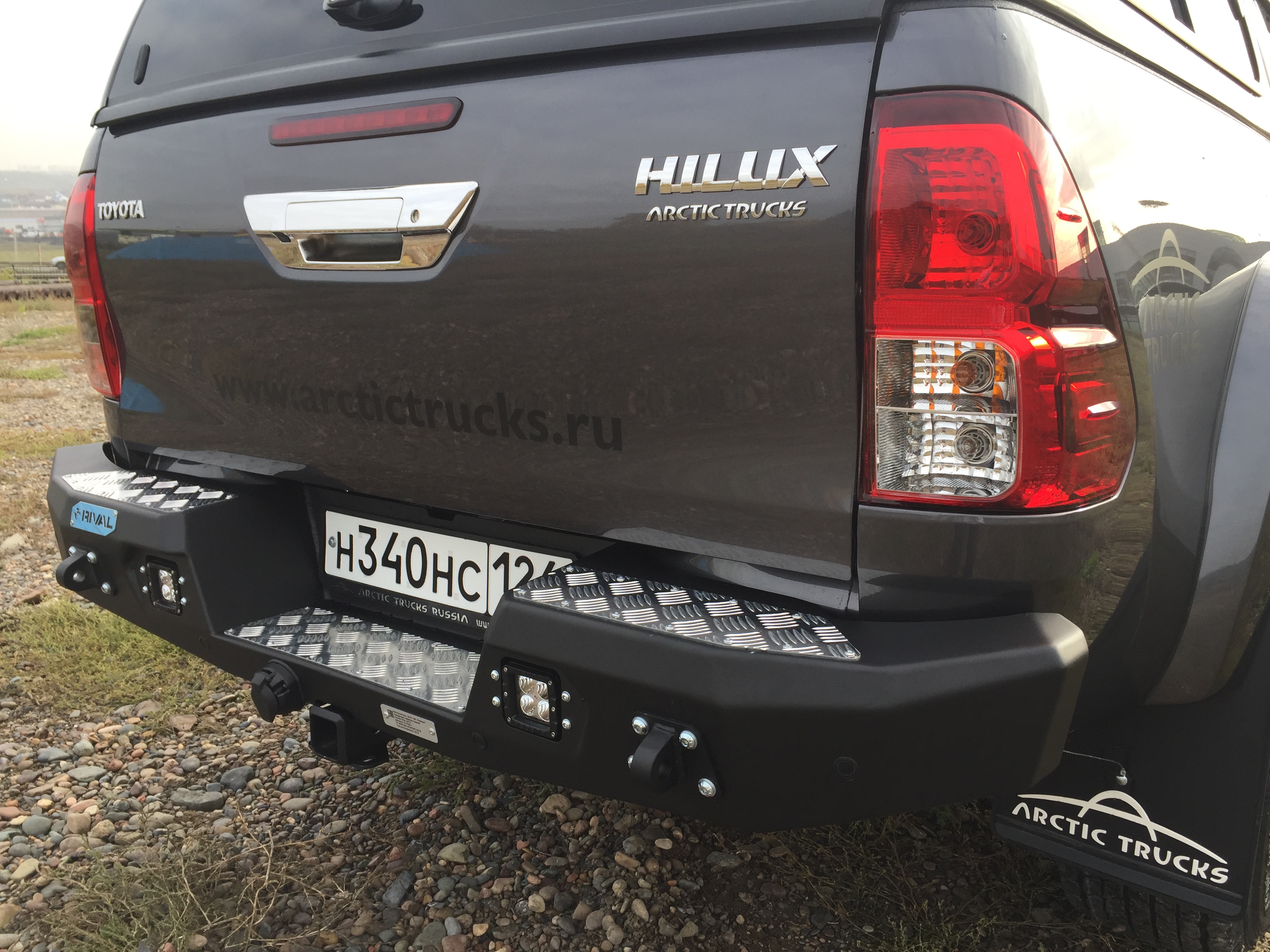 Бампер задний Toyota Hilux (2015-) черный