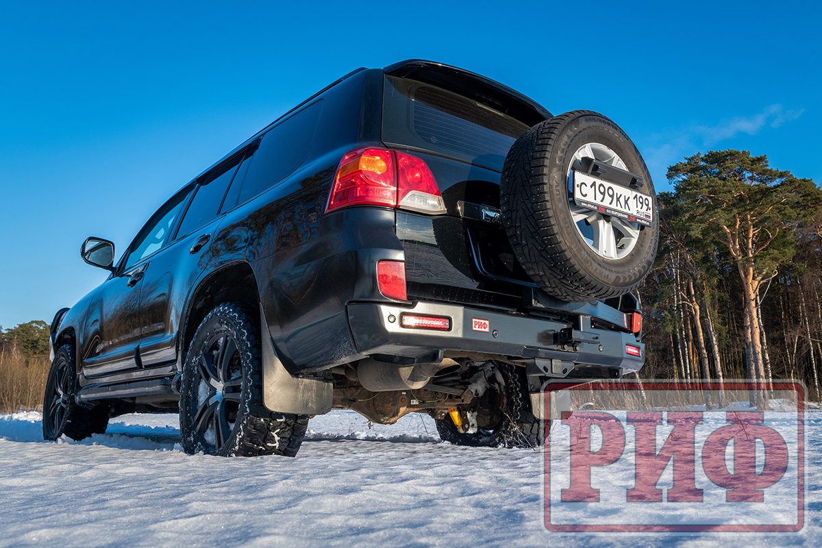 Бампер РИФ силовой задний Toyota Land Cruiser 200 2007-2012 с квадратом под фаркоп, калиткой, фонарями, подсветкой номера, стандарт