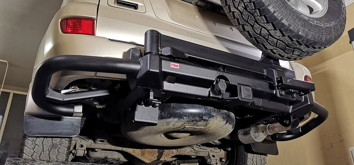 Бампер задний силовой/защита штатного бампера РИФ Toyota Land Cruiser Prado 120 c квадратом под фаркоп, калиткой, подсветкой номера