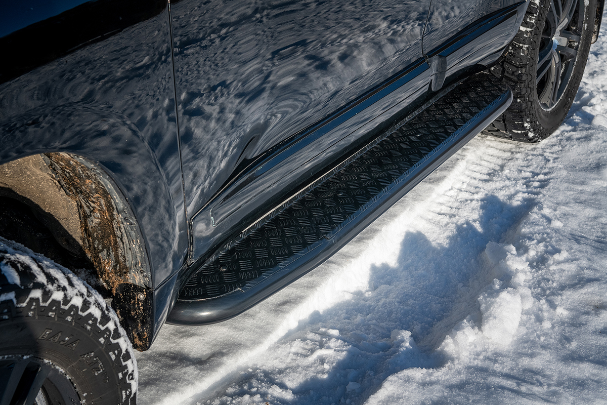 Пороги РИФ силовые Toyota Land Cruiser 200 (2008-2015) черные накладки и болты, на а/м без гидроподвески