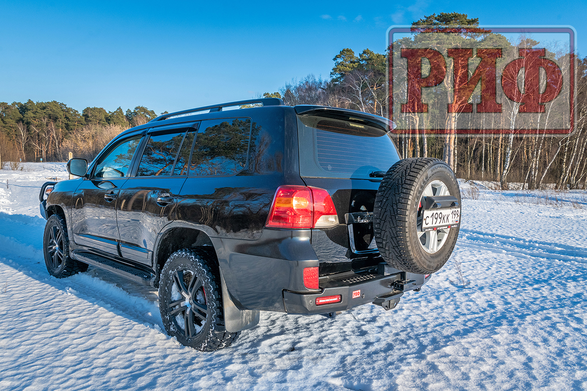 Бампер РИФ силовой задний Toyota Land Cruiser 200 2007-2012 с квадратом под фаркоп, калиткой, фонарями, подсветкой номера, стандарт