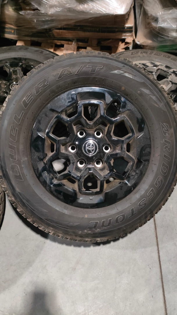 Шина б/у Bridgestone Dueler A/T  265/65 R17 112S + диск б/у R17 Toyota Hilux демонтированные с нового авто