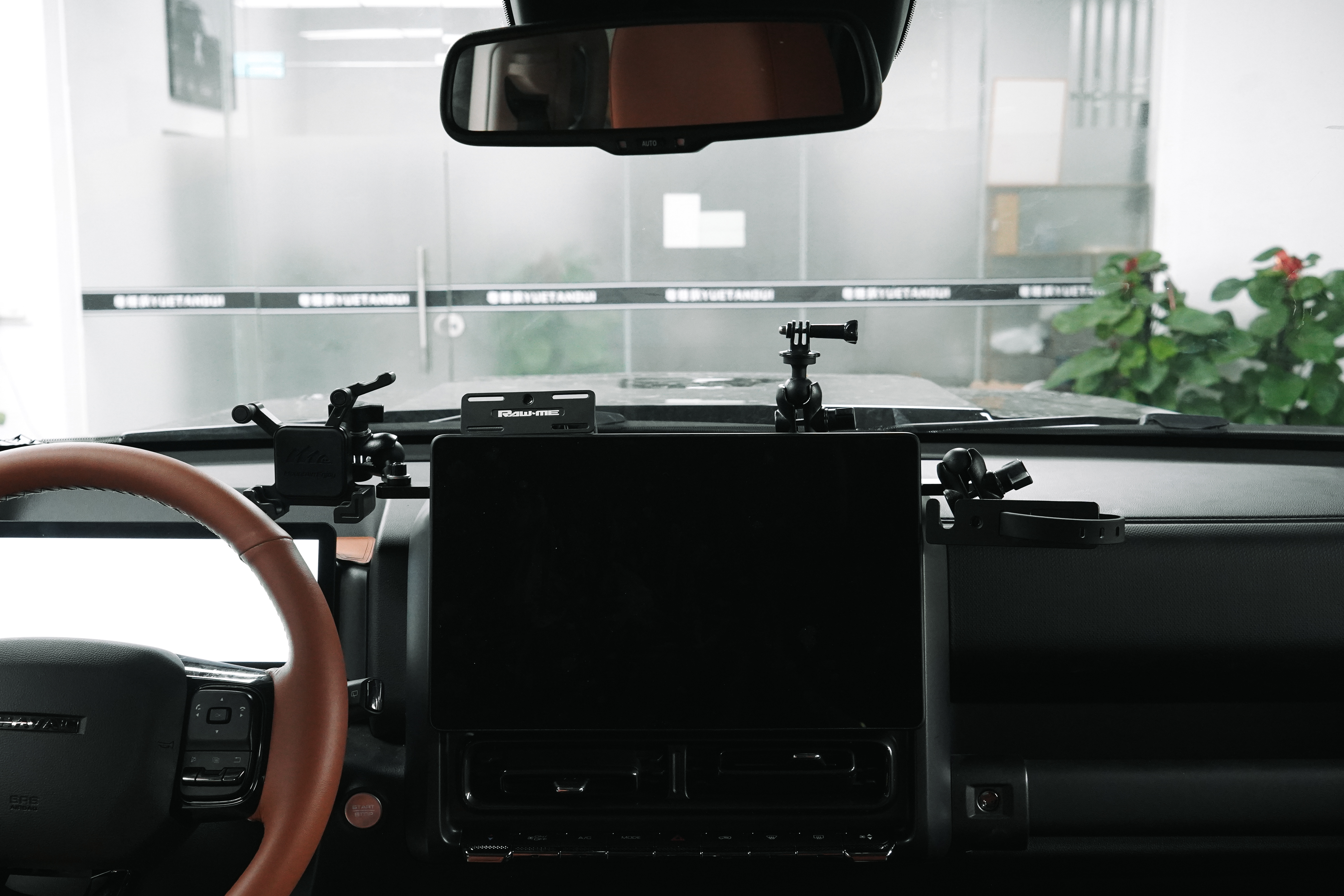 Держатель аксессуаров на центральную панель HAVAL H9