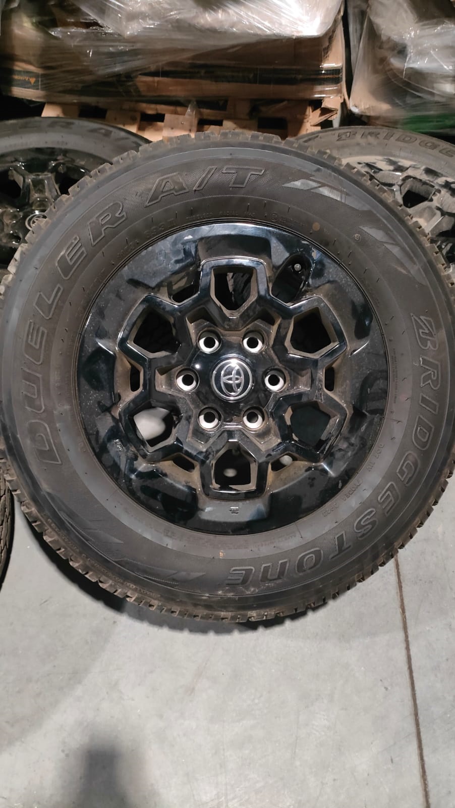 Шина б/у Bridgestone Dueler A/T  265/65 R17 112S + диск б/у R17 Toyota Hilux демонтированные с нового авто