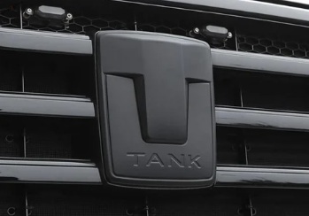 Пластиковая накладка черного матового цвета на штатную эмблему решетки радиатора TANK 300