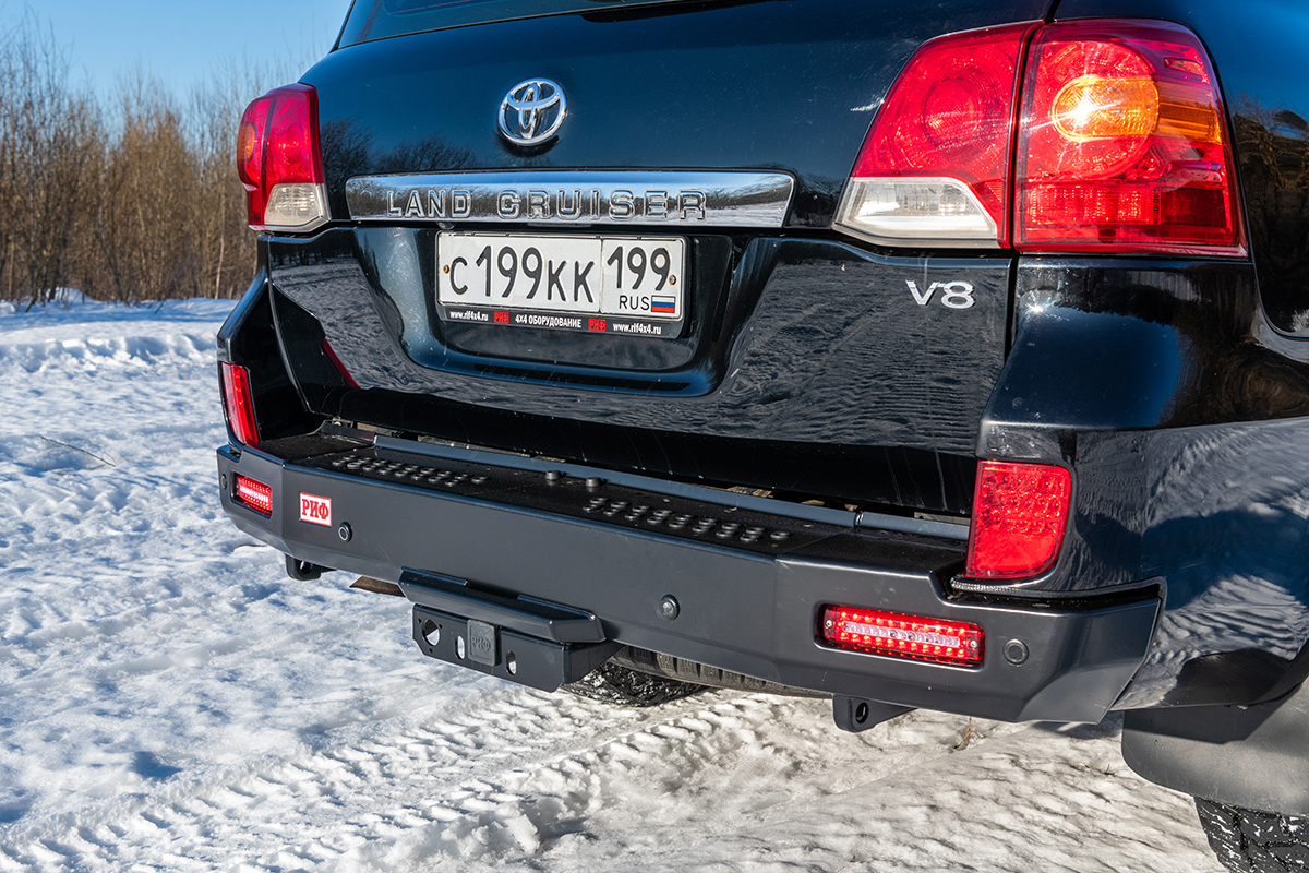 Бампер РИФ силовой задний Toyota Land Cruiser 200 2007-2012 с квадратом под фаркоп и фонарями, стандарт