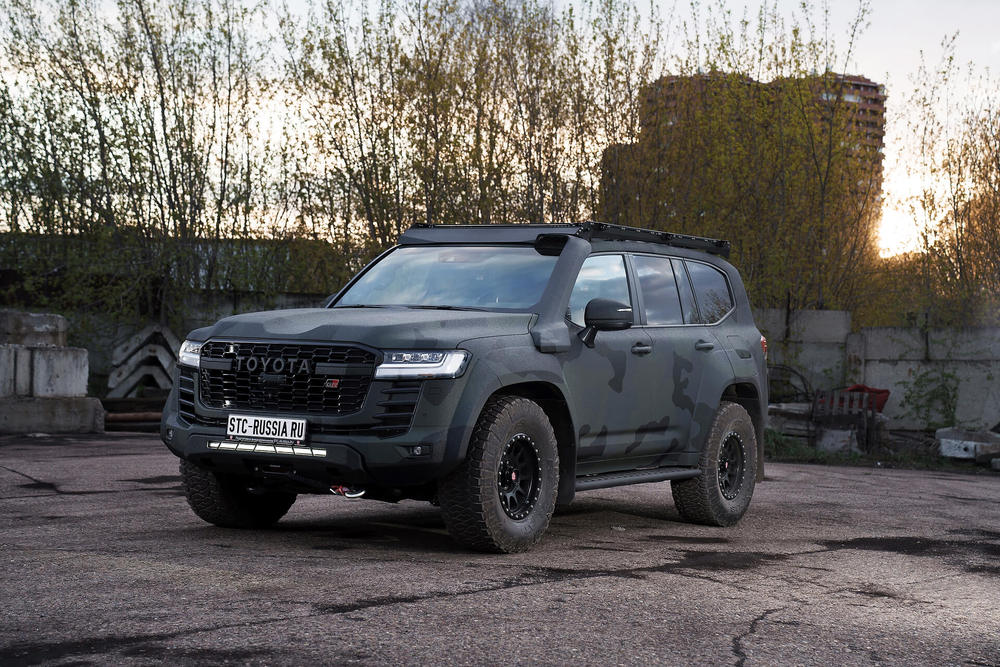 Пороги силовые STC Toyota Land Cruiser 300 (цельная ступень)