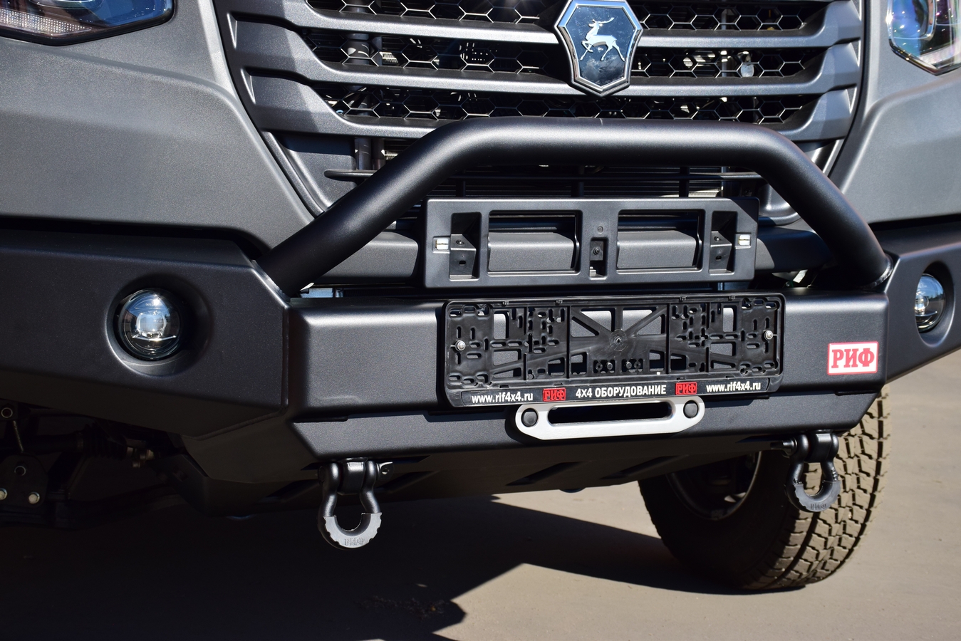 Бампер РИФ силовой передний для ГАЗ Соболь NN 4x4 под штатные фары, с центральной защитной дугой, стандарт