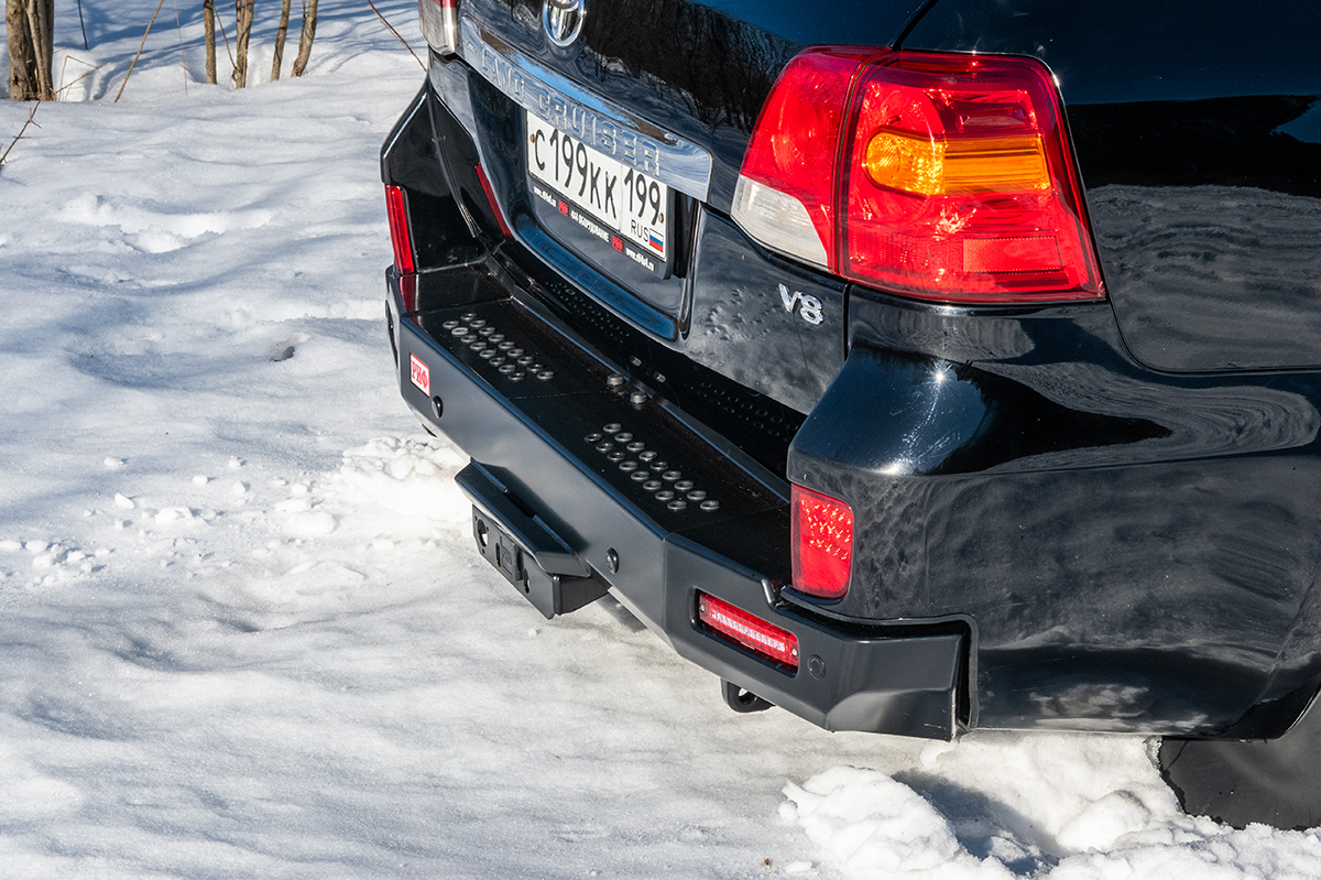 Бампер РИФ силовой задний Toyota Land Cruiser 200 2007-2012 с квадратом под фаркоп и фонарями, стандарт