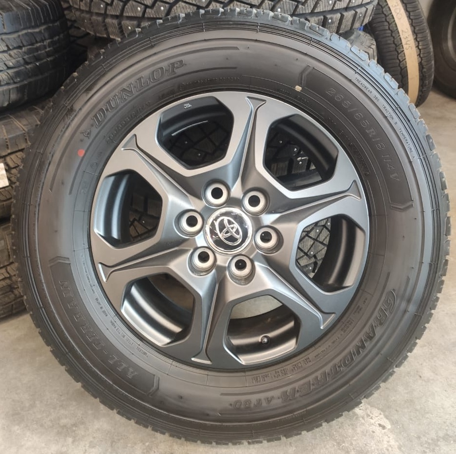 Колесо в сборе: шина б/у Dunlop Grandtrek AT80 265/65 R18 + диск б/у LC300 R18 42611-60F50 демонтированныое с нового авто 
