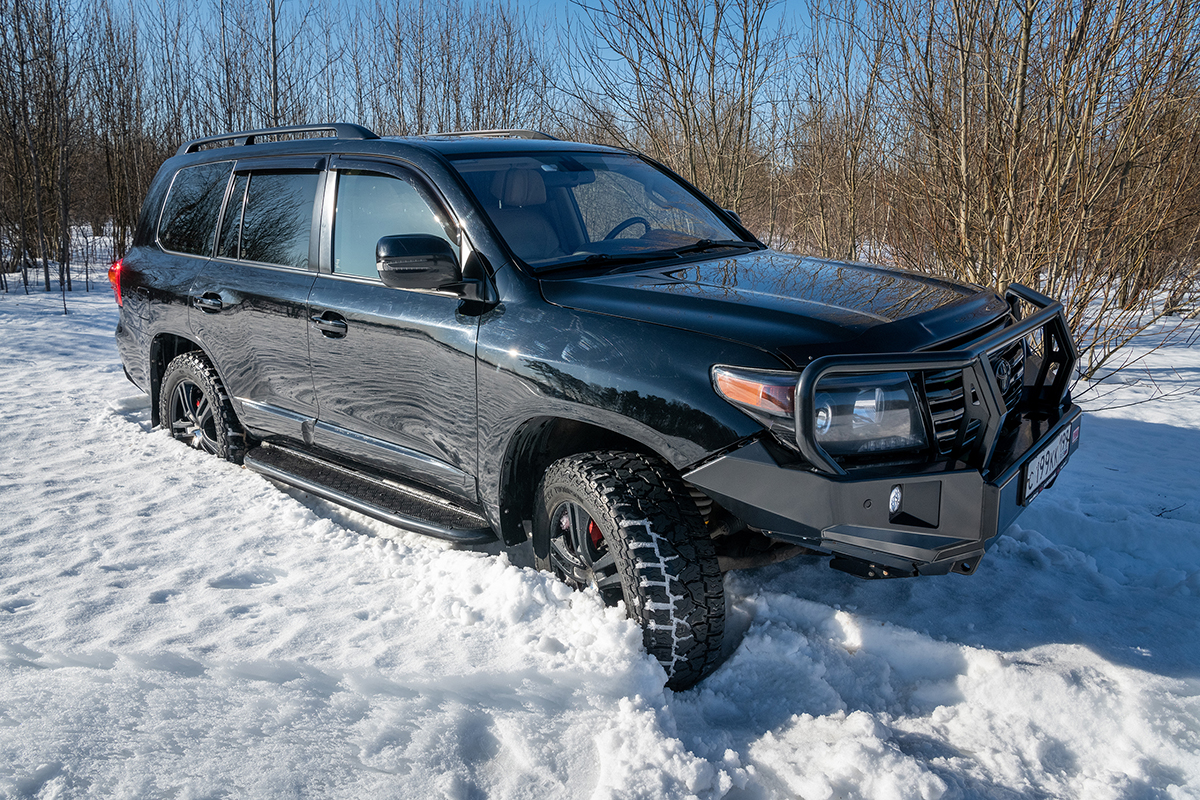 Бампер РИФ силовой передний Toyota Land Cruiser 200 2007-2015 c доп. фарами, защитной дугой и защитой бачка омывателя