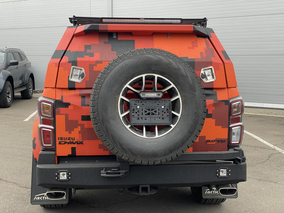 Бампер силовой задний STC Isuzu D-Max 2020+ с квадратом под фаркоп и фарами заднего хода/ПТФ