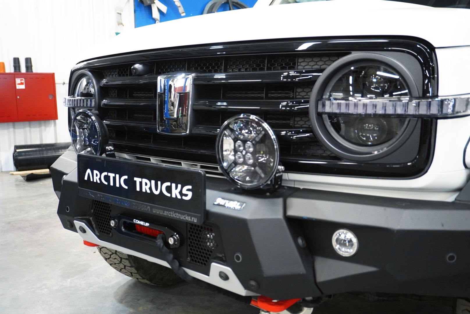 Комплект светодиодных фар для а/м TANK 300 с кольцевым ДХО в стиле Бронко, модифицированной оптической системой, динамическим приветствием в ДХО и системой адаптивного освещения поворотов