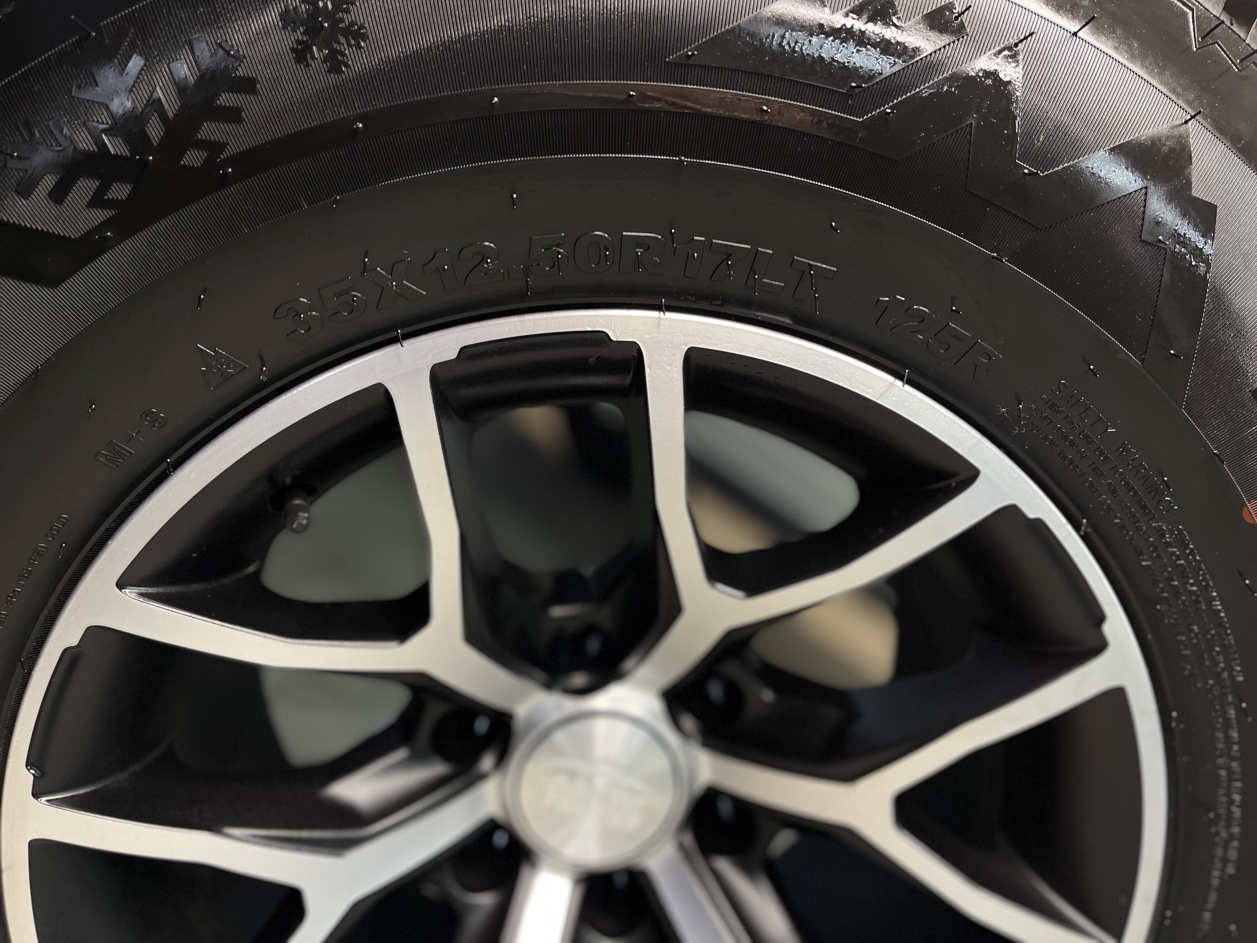 Автошина PREDATOR 35X12.50R17LT 10PR 125R New Mutant Arctic шип.