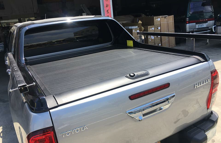 Роллета выдвижная HILUX (2015 -) под штатный пластиковый спойлер