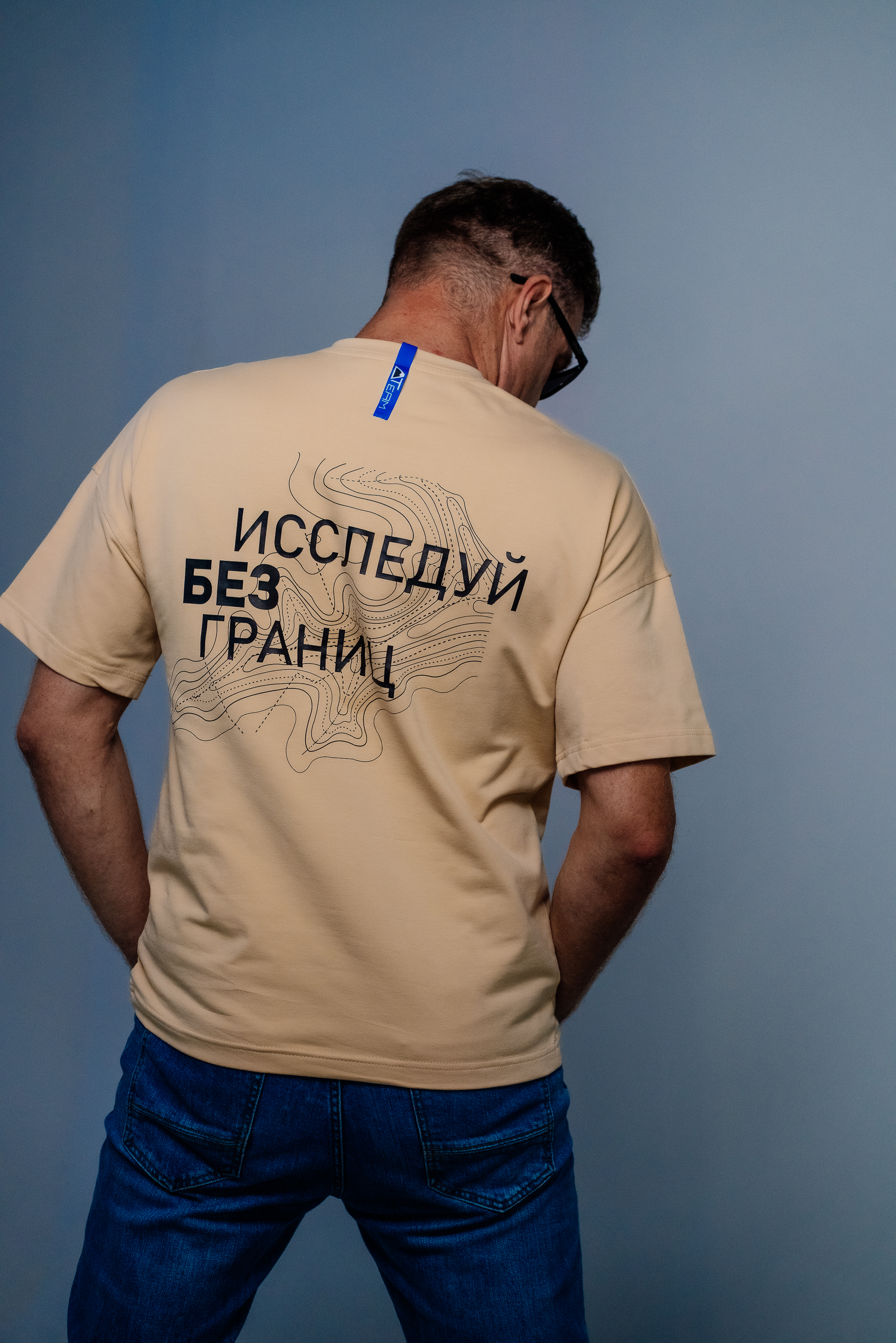 Фирменная футболка с логотипом бежевая размер XXL