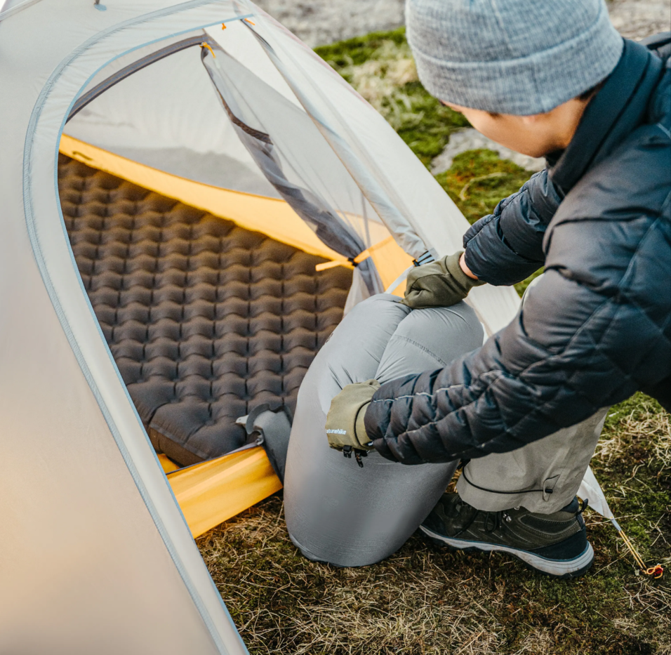 Коврик надувной Naturehike 196х64х10 см, серебристый карбон