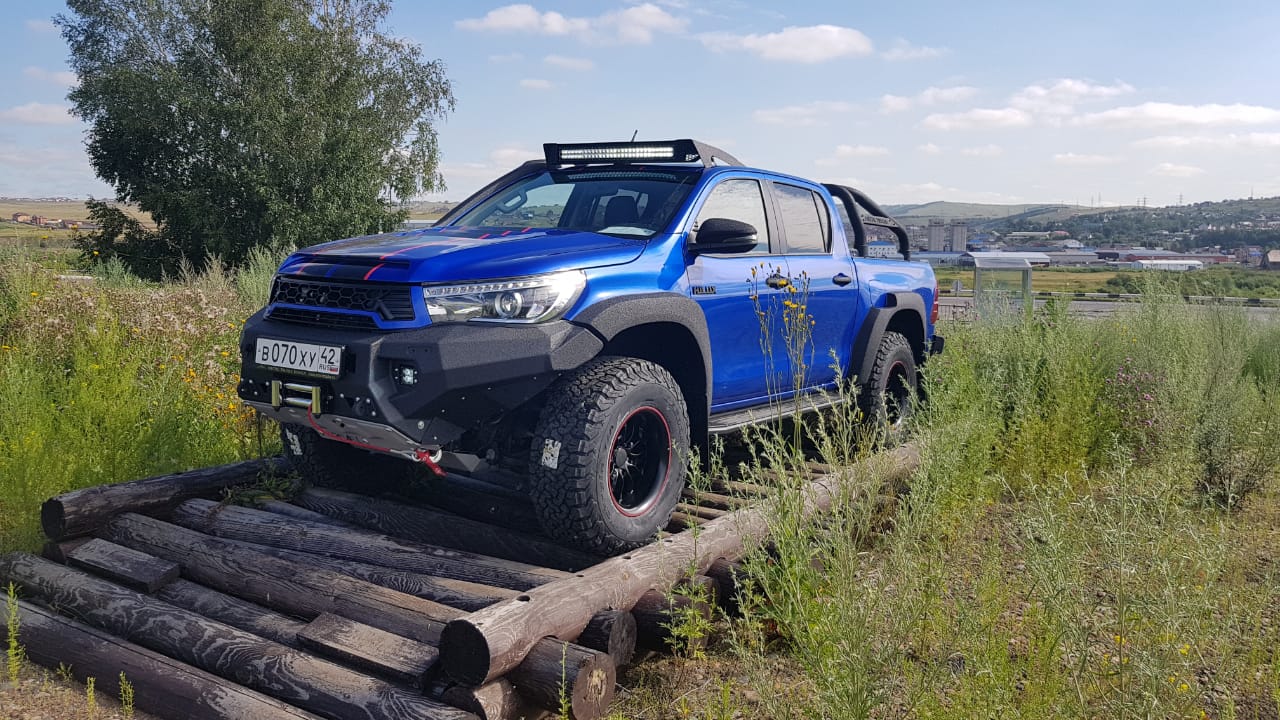 Бампер передний Toyota Hilux (2015-) черный