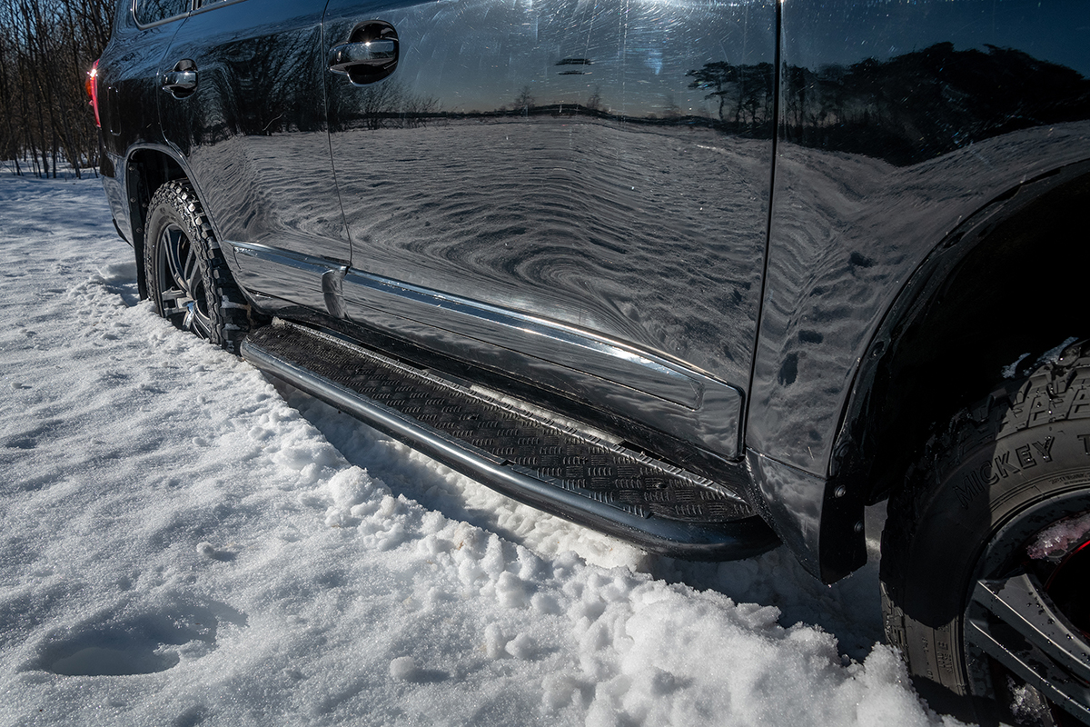 Пороги РИФ силовые Toyota Land Cruiser 200 (2008-2015) черные накладки и болты, на а/м без гидроподвески