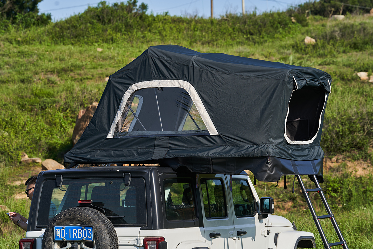 Палатка на крышу автомобиля Wild Land Voyager 140 Pro