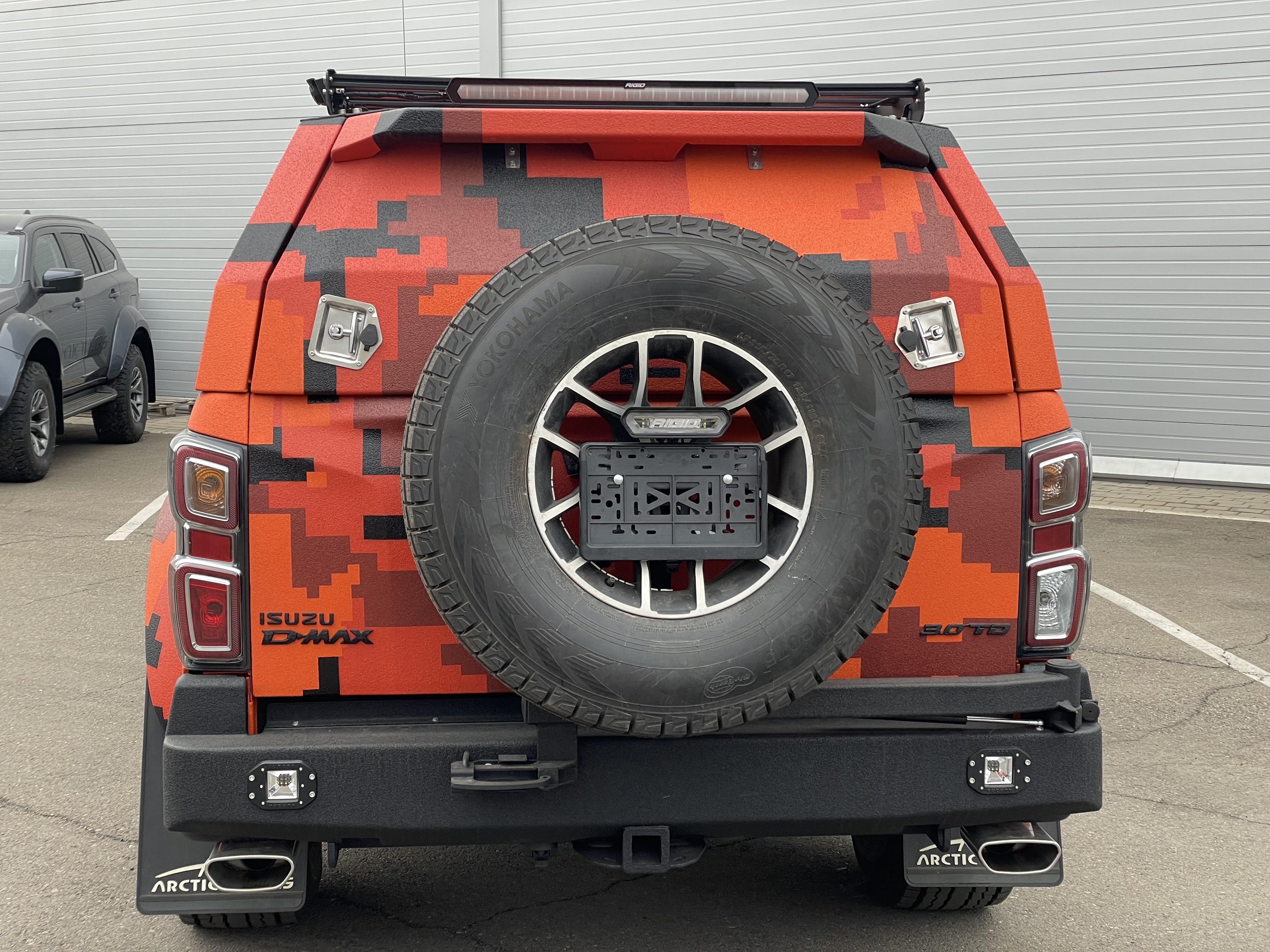 Бампер силовой задний STC Isuzu D-Max 2020+ с квадратом под фаркоп и фарами заднего хода/ПТФ